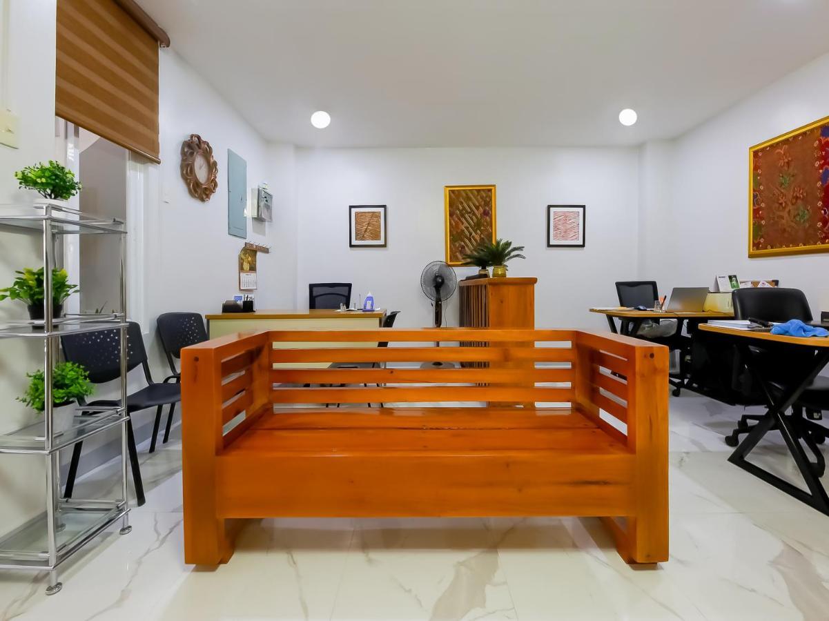 Oyo 848 Dona Aurora Condotel Quezon City Buitenkant foto