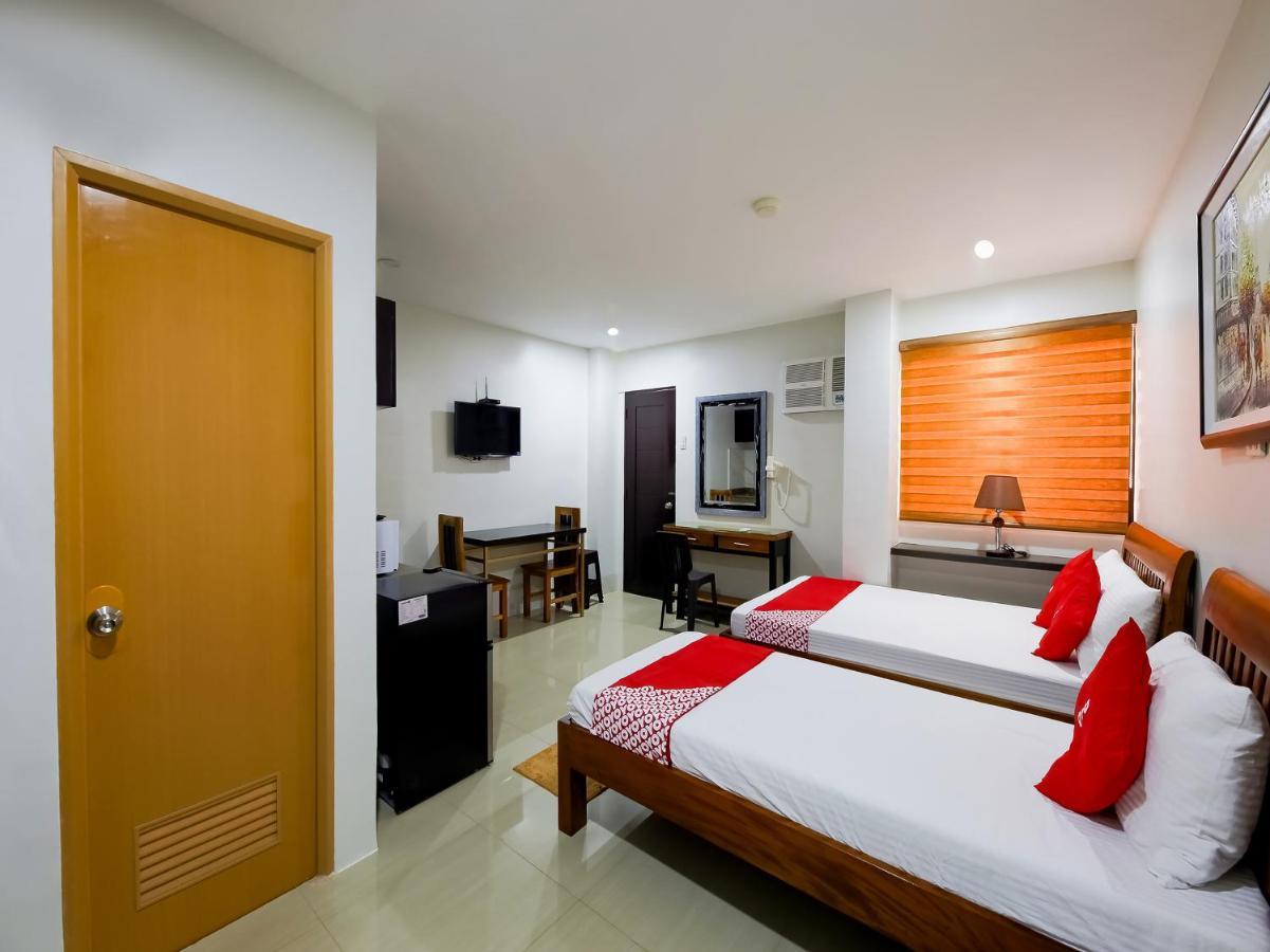 Oyo 848 Dona Aurora Condotel Quezon City Buitenkant foto