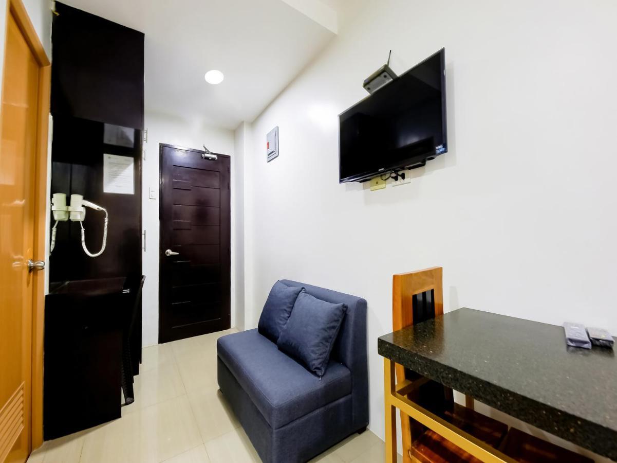 Oyo 848 Dona Aurora Condotel Quezon City Buitenkant foto