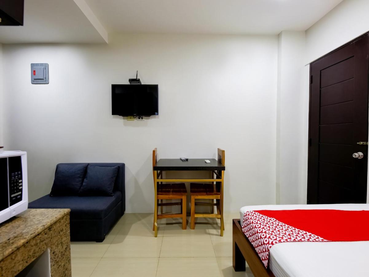 Oyo 848 Dona Aurora Condotel Quezon City Buitenkant foto