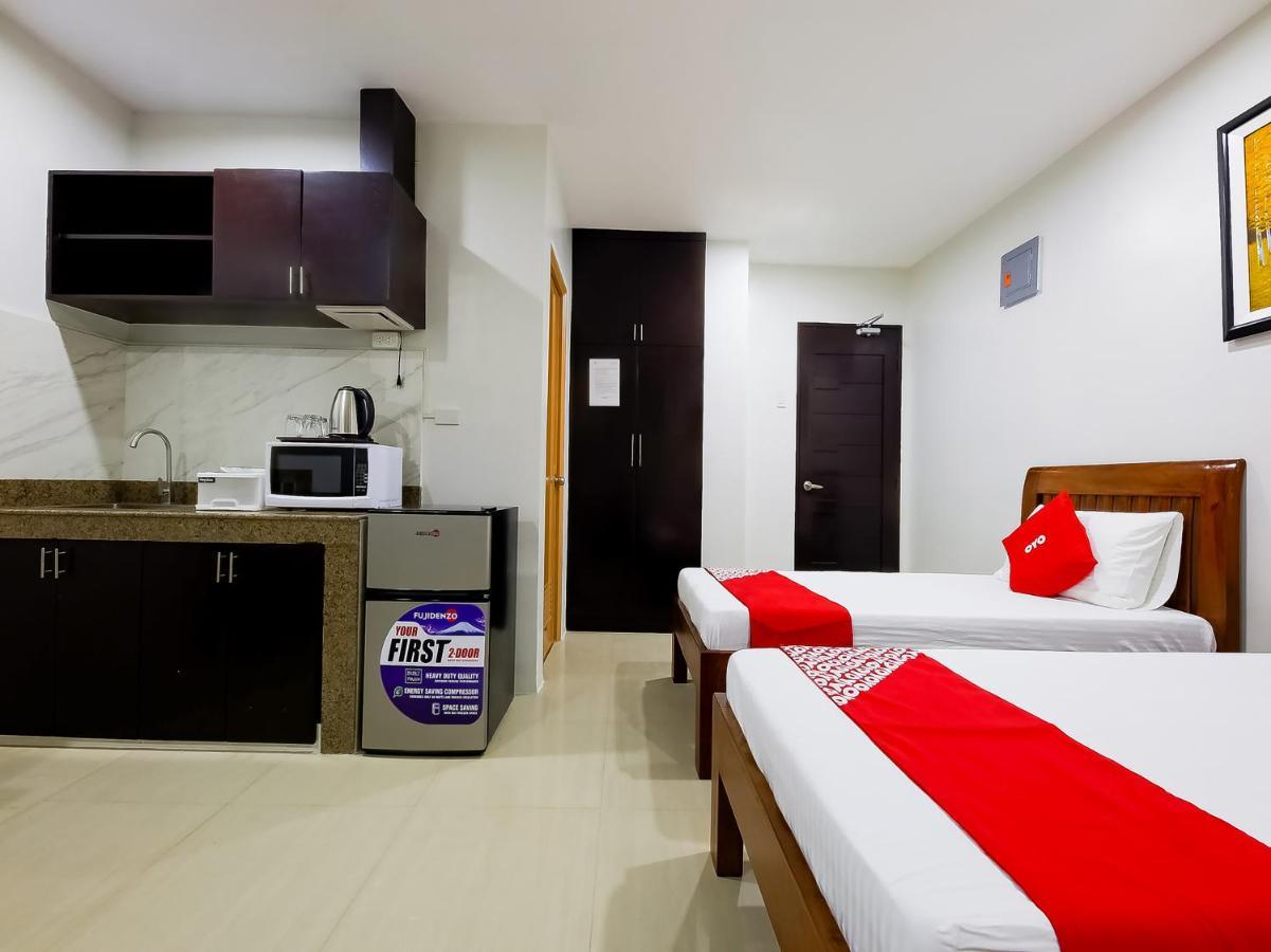 Oyo 848 Dona Aurora Condotel Quezon City Buitenkant foto