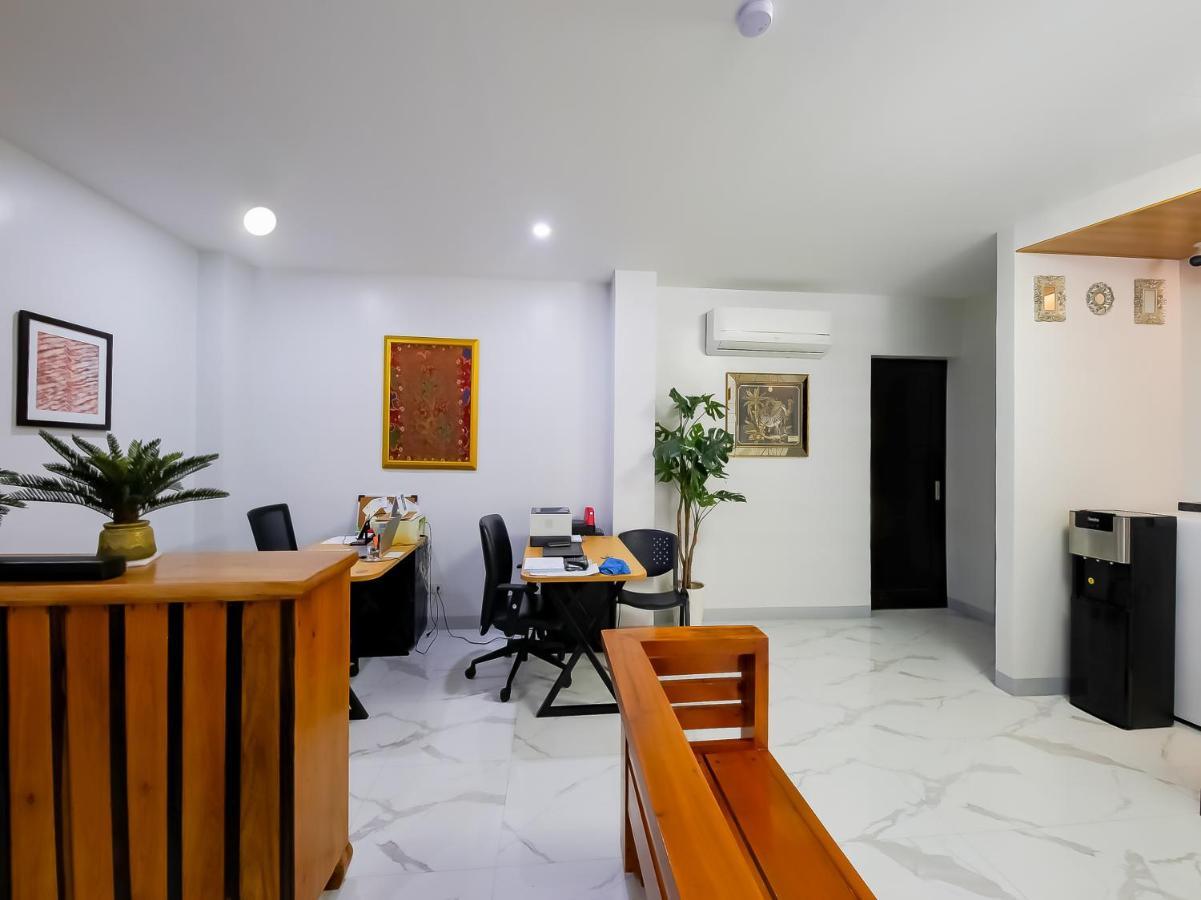 Oyo 848 Dona Aurora Condotel Quezon City Buitenkant foto