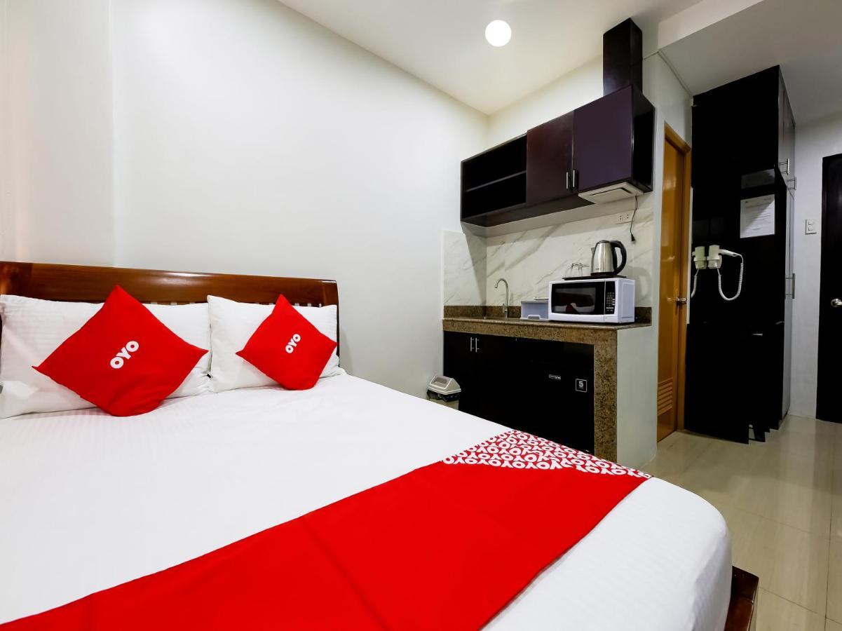 Oyo 848 Dona Aurora Condotel Quezon City Buitenkant foto